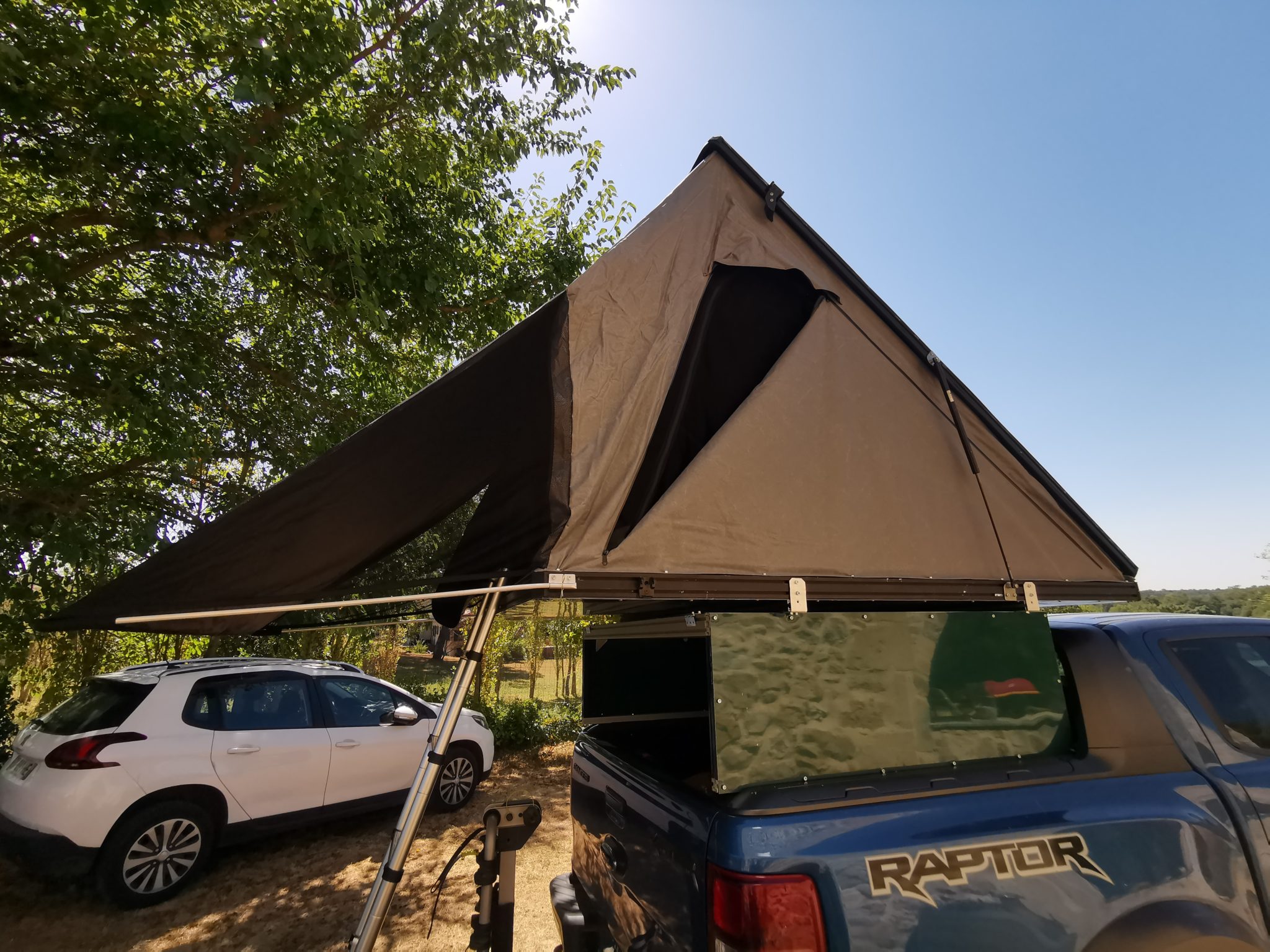 Porte droite semi ouverte